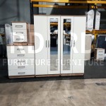 組み立て済みの3点セット、クラシックな4ドア両面鏡ワードローブ、5段チェスト、ベッドサイドテーブルセット（オーク色とホワイト）。